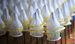 CẢNH BÁO: Bao cao su giả thương hiệu nổi tiếng làm bằng... keo dán săm lốp