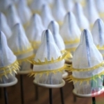 CẢNH BÁO: Bao cao su giả thương hiệu nổi tiếng làm bằng... keo dán săm lốp