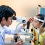 Nhận biết sớm trẻ mắc tật khúc xạ
