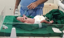 Bé gái châu Á đầu tiên ra đời nhờ cấy ghép tử cung của bà ngoại